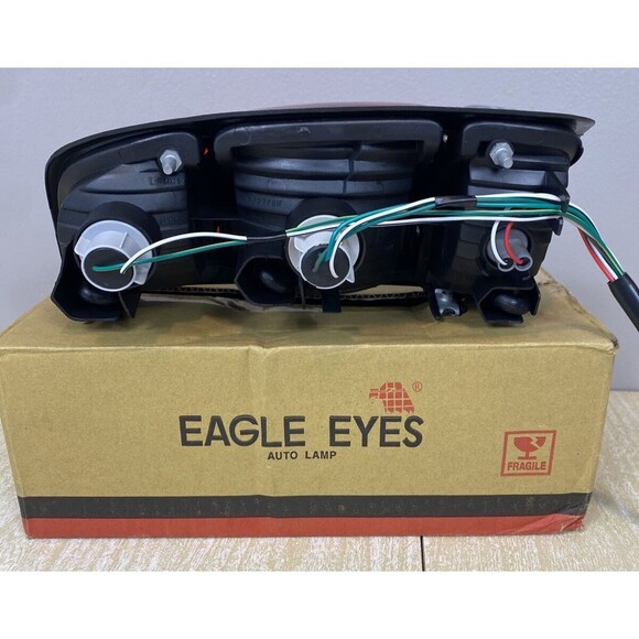 Eagle Eyes Driver Side Tail light TY689-B000L Fits 00-06 Tundra w/Bulbs & Wiring - Picture 6 of 8